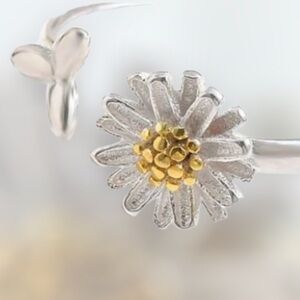 Silver Tone Dainty Beautiful Flower Ring
